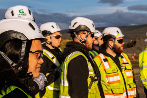 Industriearbeiterinnen und -arbeiter in PSA während einer Sicherheitsunterweisung zu Lockout/Tagout – Praxiswissen und gelebte Arbeitssicherheit im industriellen Umfeld.