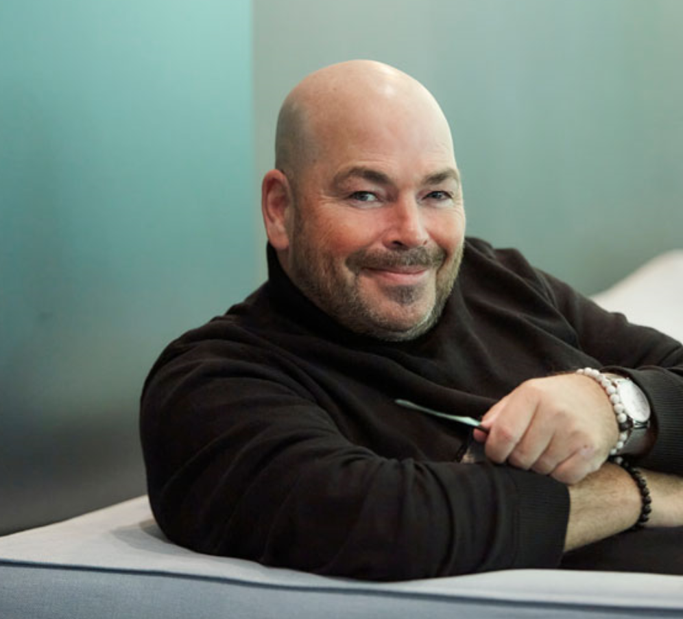 René Noël, führender Experte für Lockout/Tagout und Safety Culture, porträtiert in entspannter Gesprächssituation.