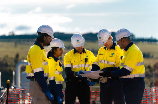 Eine Gruppe von Sicherheitsbeauftragten die die Plaunung für Lockout/Tagout gemeinsam durchführen